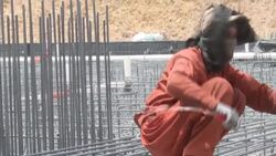 CLEAN : Construction workers toil under heat in Riyadh News Clip