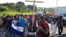 VOICED : Embajador de EEUU en México acusa a líderes de caravana migrante de complicidad con criminales News Clip