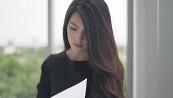 business woman analyzing and planning strategy business. Worker sitting and thinking a new ideas to success Stock Footage