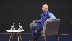 VOICED : El fundador de Amazon, Jeff Bezos, afirma que donará la mayor parte de su fortuna News Clip