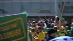 VOICED : Los fieles de Bolsonaro aplauden su gestión del coronavirus News Clip