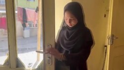 VOICED : Guardias armados impiden a mujeres entrar en universidades de Afganistán News Clip