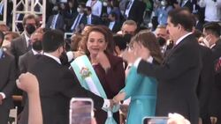 VOICED : Xiomara Castro jura como la primera presidenta de Honduras News Clip