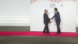 Shinzo Abe greeting Vietnamese Prime Minister Nguyen Xuan Phuc News Clip