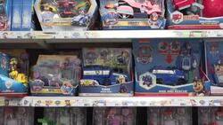 CLEAN : Despite inflation, Parisians do their traditional Christmas shopping News Clip