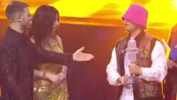 'This victory is for every Ukrainian': Kalush Orchestra accept Eurovision 2022 winners trophy Instructional Video