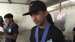 VOICED : Una "batalla de barberos" contra la inactividad y la violencia en Caracas News Clip