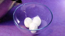 Fun and natural ways to color Easter eggs that anyone can repeat Instructional Video