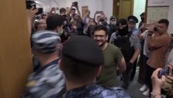 CLEAN : Kremlin critic Yashin in court as Russia seeks to keep him jail News Clip