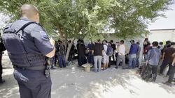 VOICED : Policía halla a más de 200 migrantes hacinados en el norte de México News Clip