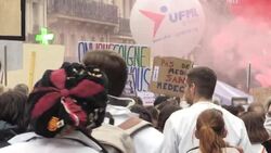 CLEAN : Thousands of GPs demonstrate in Paris to defend a "quality" liberal medicine News Clip