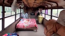 VOICED : Una "casita normal", el sueño de una familia venezolana que vive en un bus News Clip