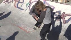 Young women in Gaza learn to skateboard Instructional Video