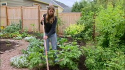 Hoeing Up Potatoes - Mobile Minute Instructional Video