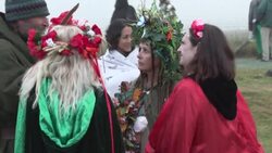 CLEAN : Thousands welcome Summer Solstice sunrise at Stonehenge News Clip