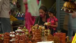 CLEAN : Shoppers throng markets in India ahead of Diwali News Clip