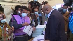 CLEAN : Ethiopian opposition leader Berhanu Nega votes in elections News Clip