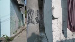 CLEAN : El Salvador inmates paint over gang-related graffiti News Clip