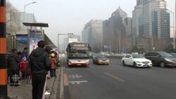 Stifling smog continues to plague Beijing News Clip