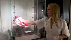 VOICED : Zapatillas de Michael Jordan se subastan a USD 615.000, un récord mundial News Clip
