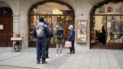 CLEAN : Covid: Last-minute shopping in Munich amid a dampened Christmas atmosphere News Clip