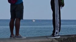 VOICED : Balseros cubanos auxiliados por guardafronteras en pleno malecón de La Habana News Clip