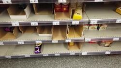 CLEAN : Coronavirus: supermarkets raided in Paris News Clip