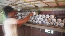 CLEAN : Relatives rush to secure oxygen as supplies run low in Mumbai News Clip