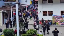 VOICED : Turistas protestan tras agotarse boletos para visitar Machu Picchu en Perú News Clip