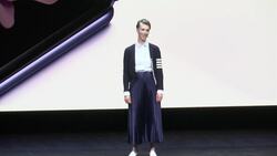 Samsung's new foldable flip phone unveiled Instructional Video