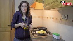Easy Catalan 18 - How to make a proper tortilla - without subs Instructional Video