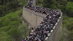 CLEAN : Thousands of Chinese flock to the Great Wall during May Day holiday (2) News Clip