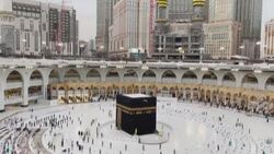 CLEAN : Eid al-Fitr prayers in the holy city of Mecca News Clip