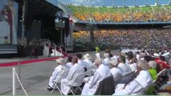 VOICED : El papa Francisco celebró su primera gran misa en Canadá News Clip