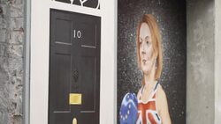 Sunak v Truss boxing mural in Belfast News Clip