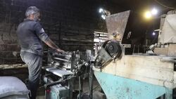 CLEAN : Displaced Syrians go home to ruins rather than risk virus News Clip