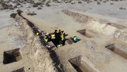 CLEAN : Scraping a living: salt offers women lifeline in Yemen News Clip