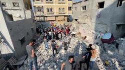 CLEAN : Clowns entertain Palestinian children following conflict with Israel News Clip