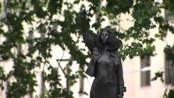 Man takes down sign criticising artist Mark Quinn for BLM activist Jen Reid statue News Clip