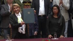 VOICED : Fiscalía de Bolivia pide 15 años de cárcel para Áñez en reinicio de juicio News Clip