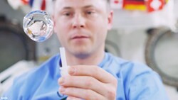 ¿Qué le ocurre al AGUA en MICROGRAVEDAD? Instructional Video