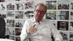 Nicholas Negroponte - Being Educated Instructional Video