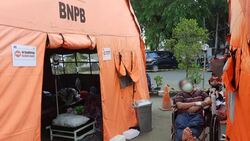 CLEAN : Tents set up outside Indonesia hospital as Covid-19 cases soar News Clip