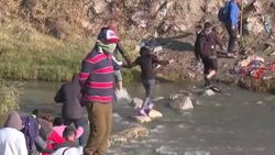 VOICED : Corte Suprema de EEUU mantiene medida que permite bloquear a migrantes en frontera News Clip