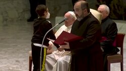 VOICED : Niño pide el solideo al papa durante la audiencia general en el Vaticano News Clip