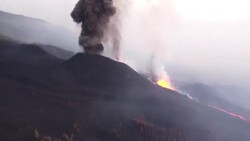 CLEAN : Canaries volcano spews ash as lava reaches sea News Clip