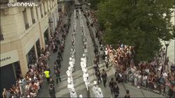 Lyon: Dancing parade for peace News Clip