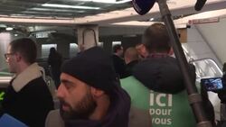 CLEAN : Ministerial transport official meets green vests helping relieve Paris transport chaos News Clip