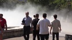 CLEAN : Romanians in Bucharest try to cool off during during heatwave News Clip