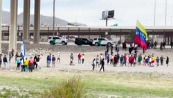 VOICED : Autoridades de EEUU disparan balas de goma a venezolanos en frontera de México News Clip